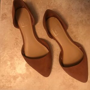 Tan Pointed Toe Gap Flats